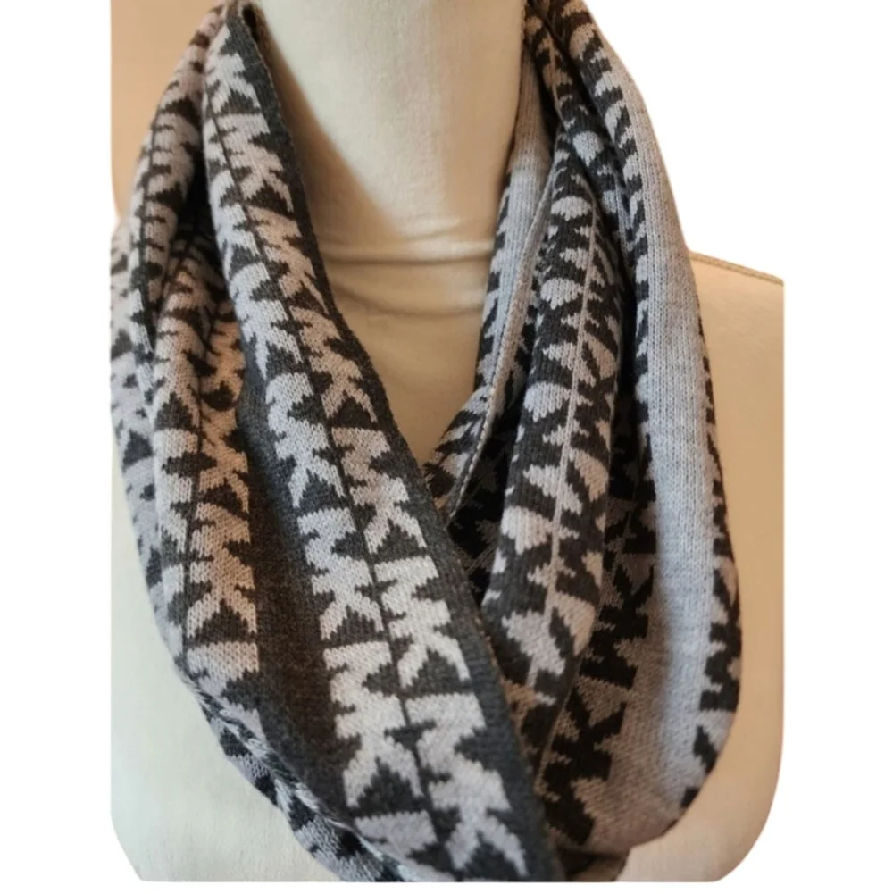 EUC Michael Kors Infinity‎ Scarf